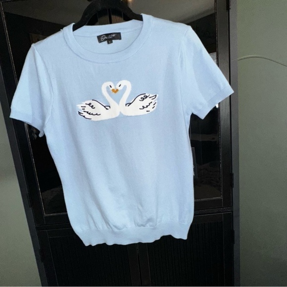 NWT On 12th Blue Short Sleeve Sweater with Swan Design Sz L